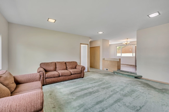 Building Photo - 2670 E Lambourne Ave
