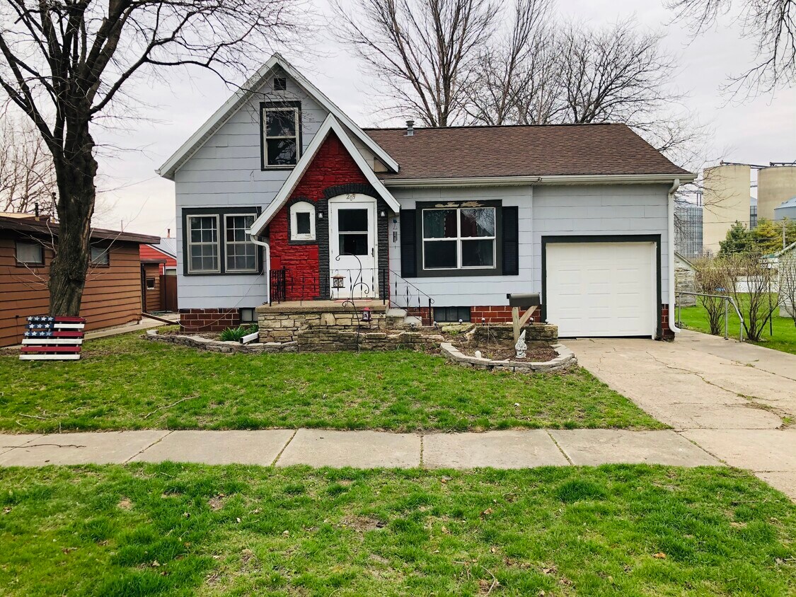 209 Main St, Reinbeck, IA 50669 House Rental in Reinbeck, IA