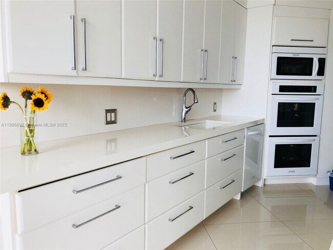 Foto del edificio - 3610 Yacht Club Dr