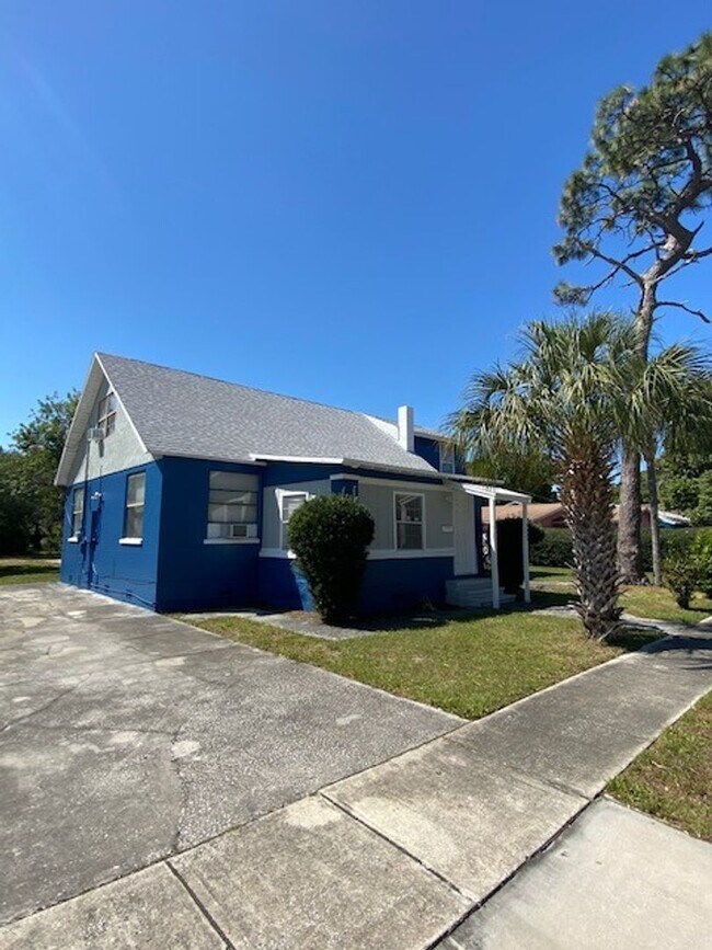 Foto del edificio - Spacious 3 Bedroom 1 Bathroom Home Located In St. Petersburg, Florida