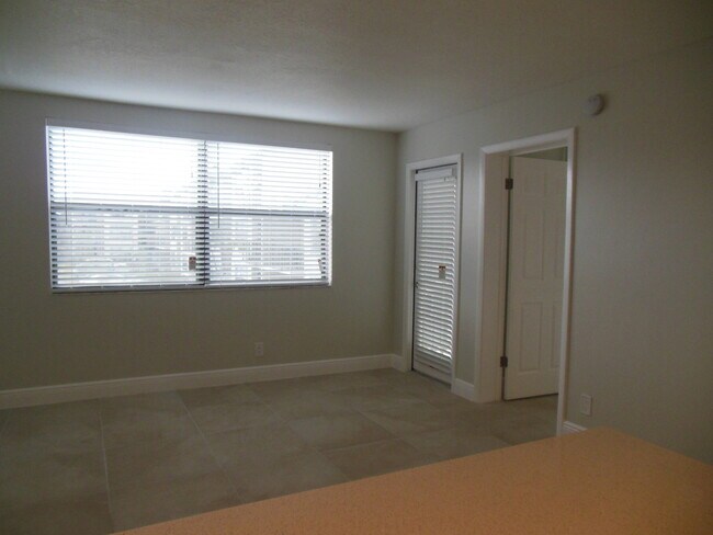 Building Photo - ONE BEDROOM ONE BATHROOM!! Waterfront Comm...