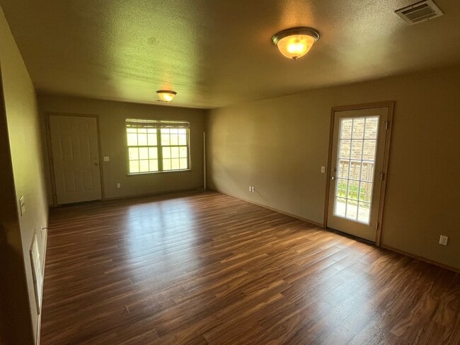 Building Photo - 808 W 13th St