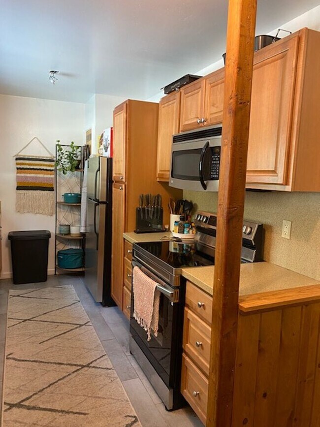 Foto del edificio - Lovely 3 Bedroom Home with Upgrades Throug...