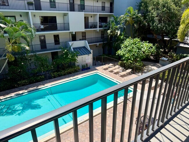 Vista a la piscina desde el balcón privado. - 105 4th Ave NE