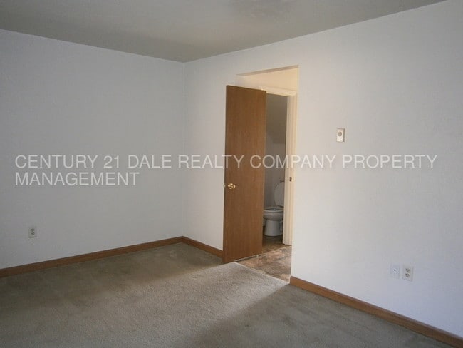 Building Photo - Great Townhome in West York Schools