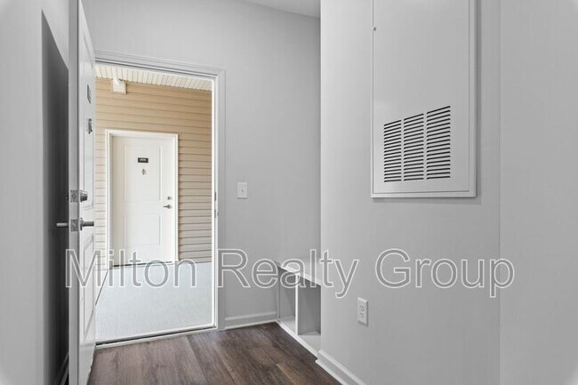 Building Photo - 250 Grove Cir