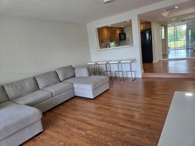 Building Photo - 3750 Inverrary Dr