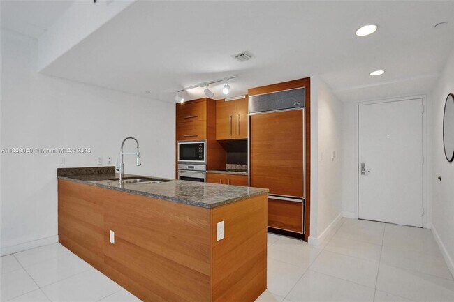 Building Photo - 475 Brickell Ave