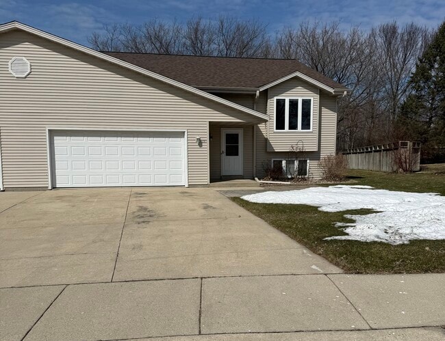 Front large driveway and small patio - 1350 Sunnydale Cir