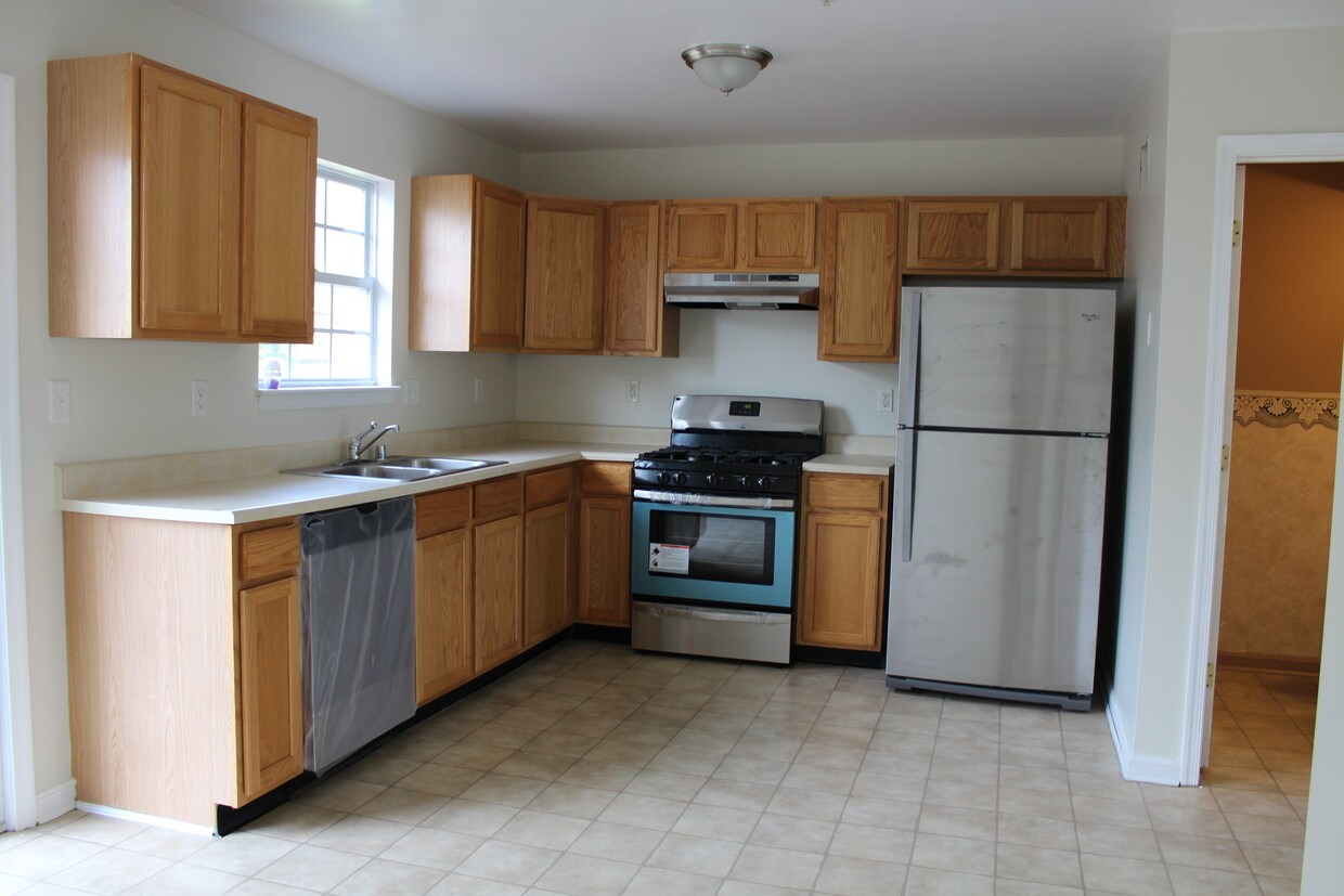 New Stainless steel appliances - 3916 Squire Tuck Way