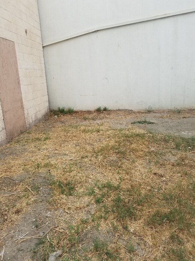 Building Photo - 1647 W Vernon Ave