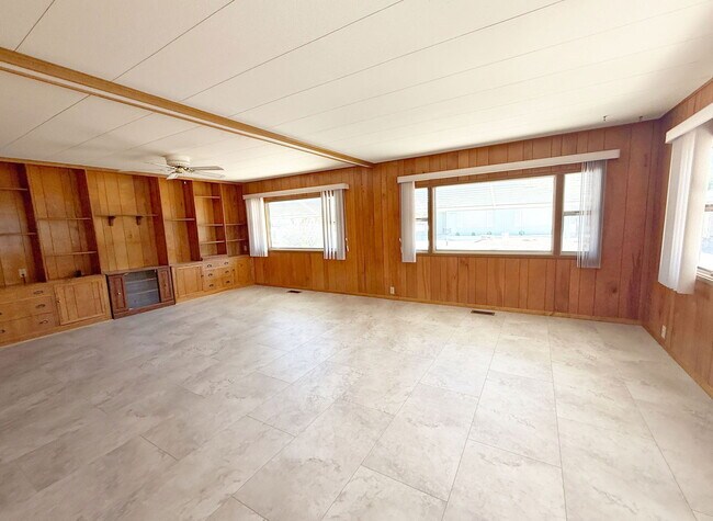 Building Photo - 10675 N Kilimanjaro Ave