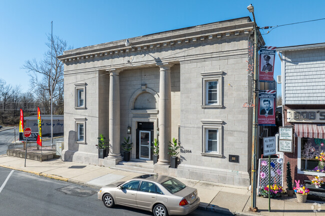 Building Photo - Apartments on Main