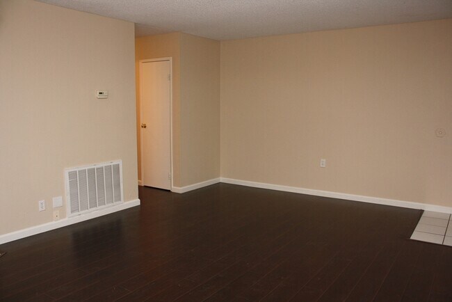 Building Photo - Superb Dual Master Townhome!
