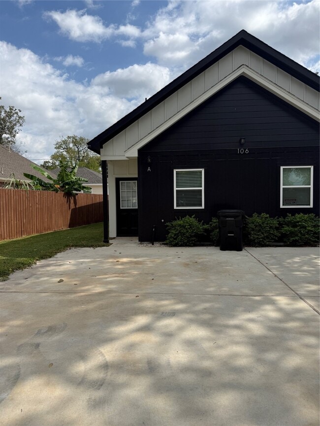 Building Photo - 106 Armstrong St