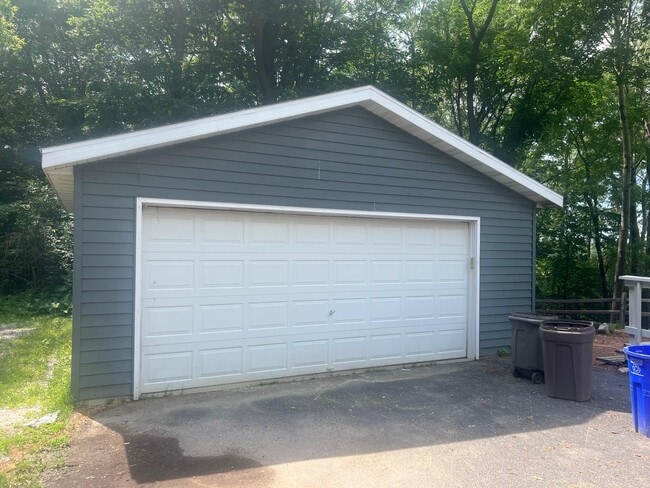 Building Photo - W330N4503 Lakeland Dr