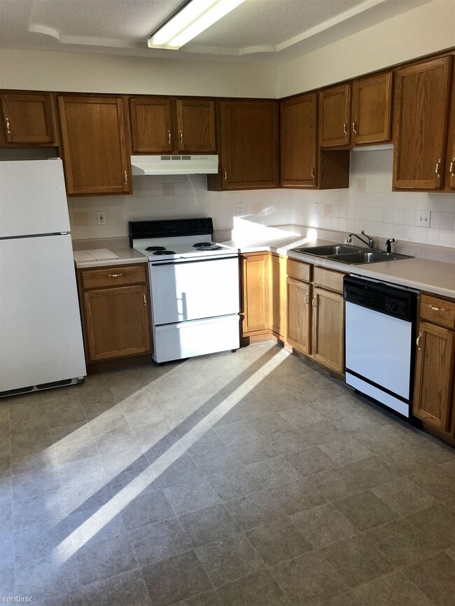 Building Photo - 3 br, 1.5 bath Townhome - Club Centre Apar...