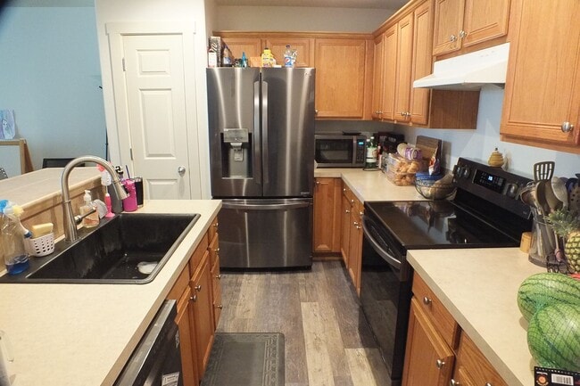 Foto del edificio - Spacious End-Unit 3-Bedroom Townhouse with 2-Car Garage & Central AC