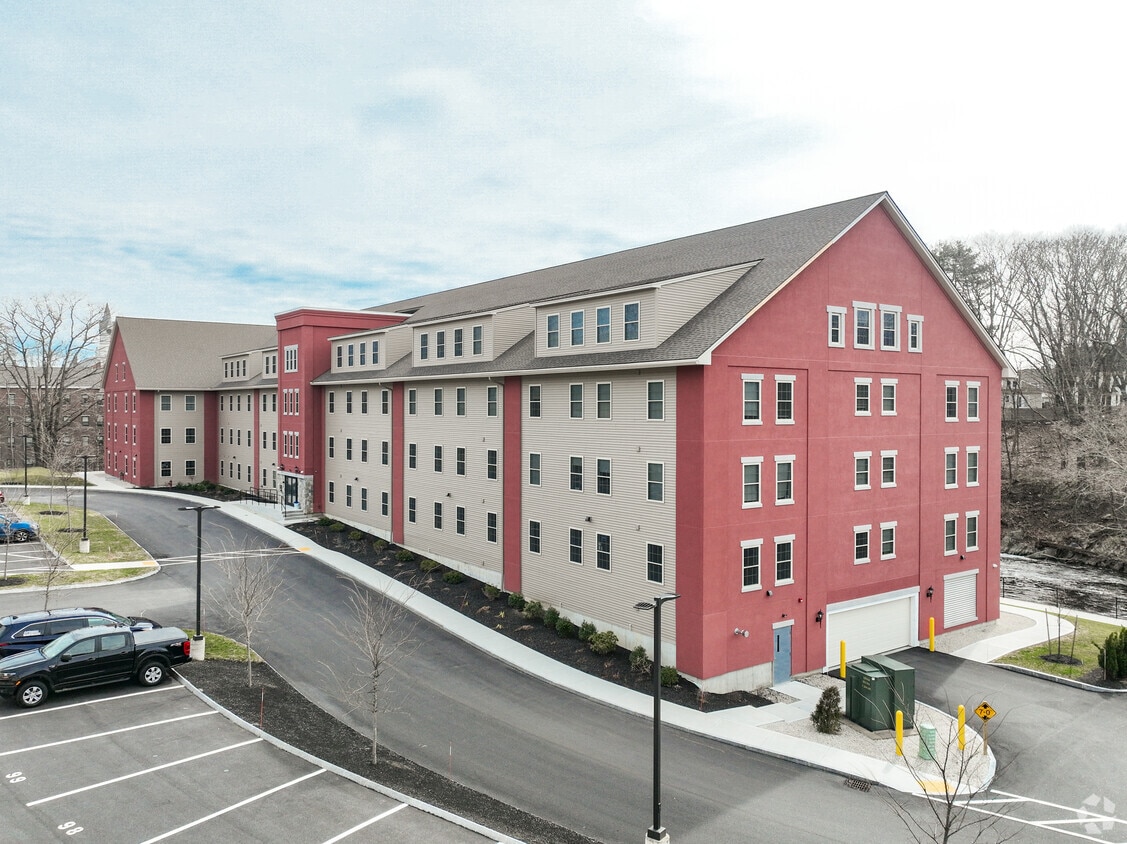 Foto principal - Fownes Mill-Large Rooms-Heated Garage-Welcome Home!