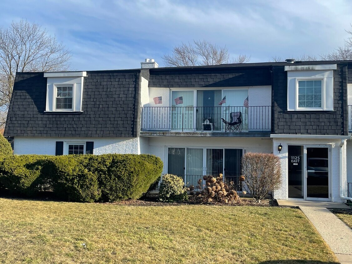 Primary Photo - 1125 Royal St George Dr