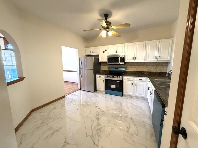 Building Photo - 1409 Sampson Ln