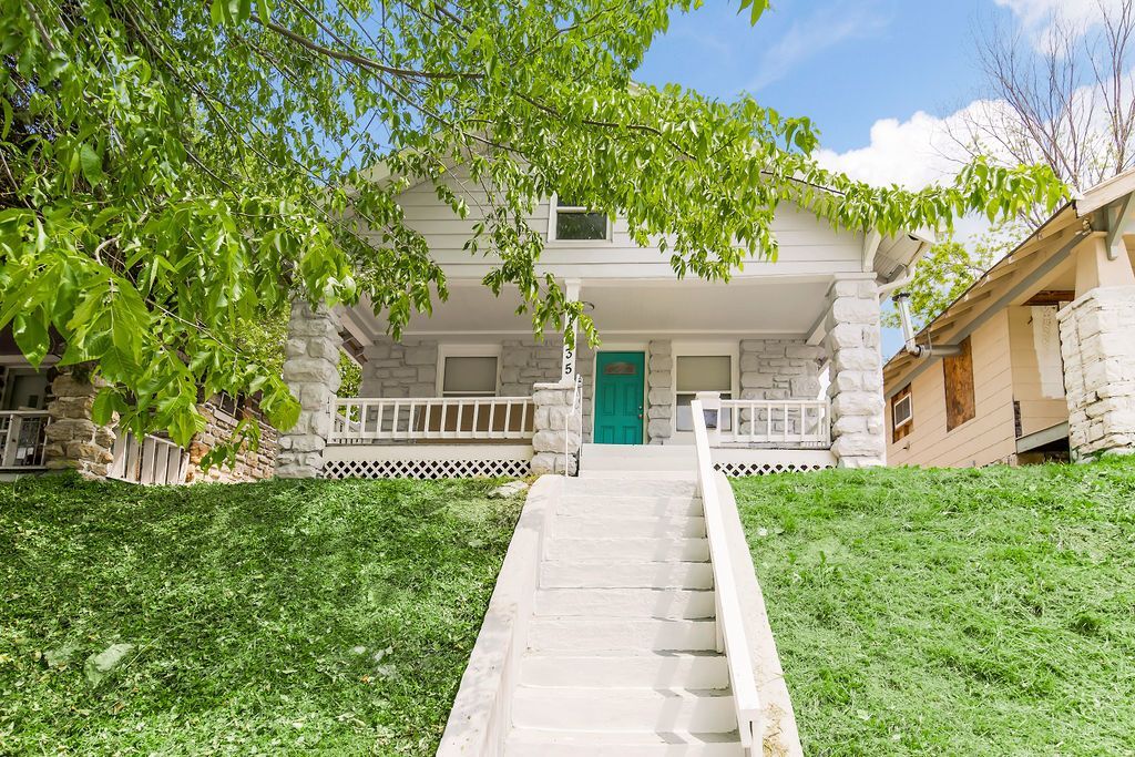 Primary Photo - Charming 3-Bedroom Home with Modern Comfor...