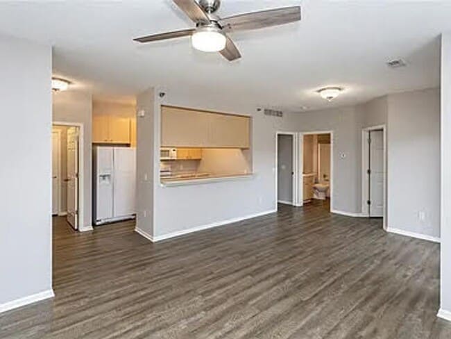 Building Photo - Move-in ready 3 bedroom, 2 bathroom Condo ...