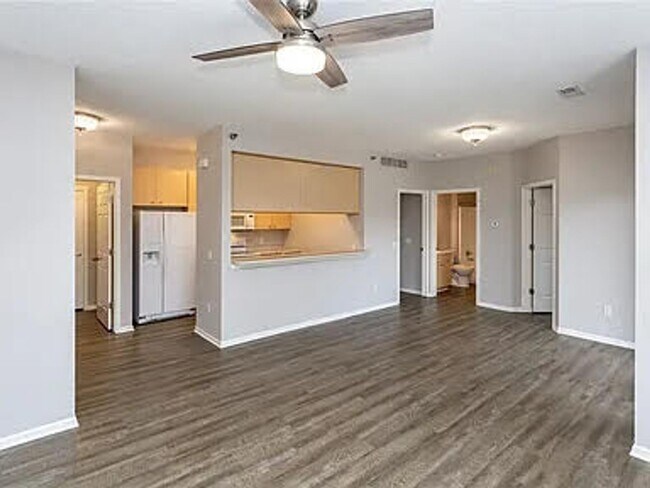 Foto del edificio - Move-in ready 3 bedroom, 2 bathroom Condo ...