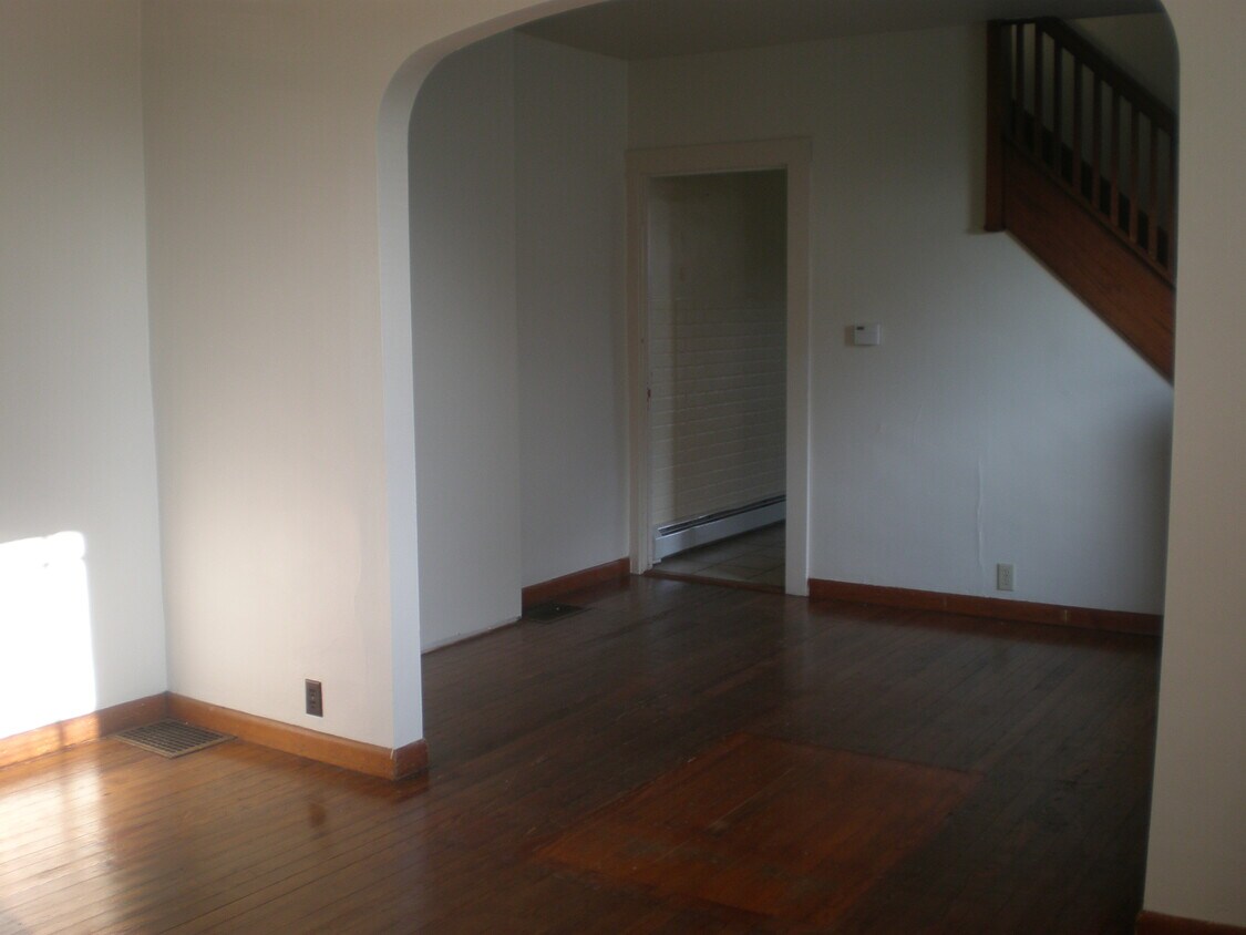 dining area - 317 W Walnut St