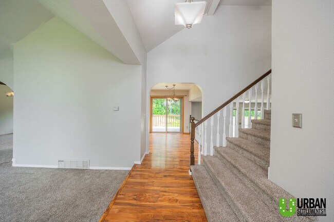Building Photo - Spacious 4 bedroom and 3 bathroom house fo...