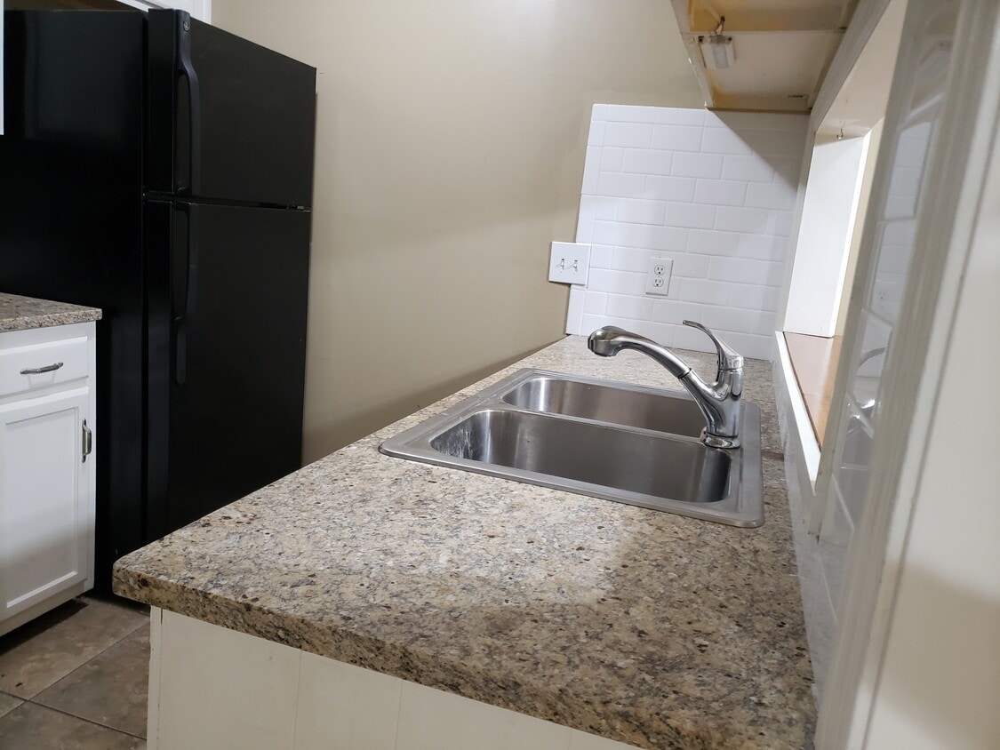 Granite countertops in Kitchen - 1218 Sharlo Ave