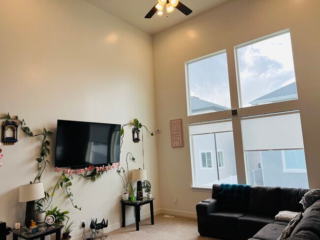 Foto del edificio - 1739 Valcrest Dr