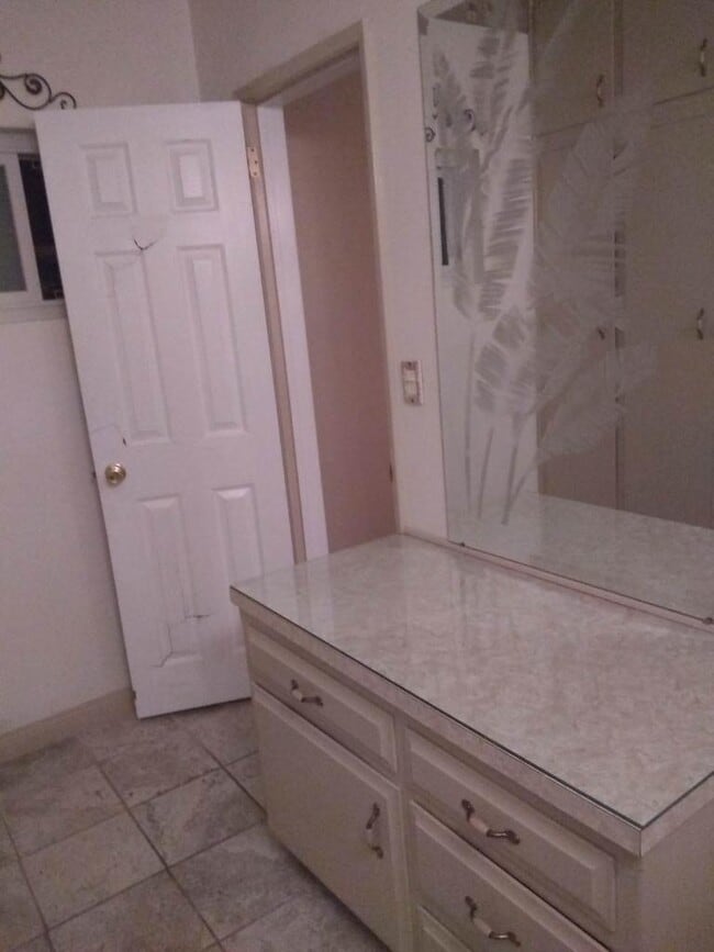 Building Photo - 1292 N Laurel Ave