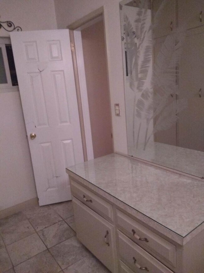 Foto del edificio - 1292 N Laurel Ave