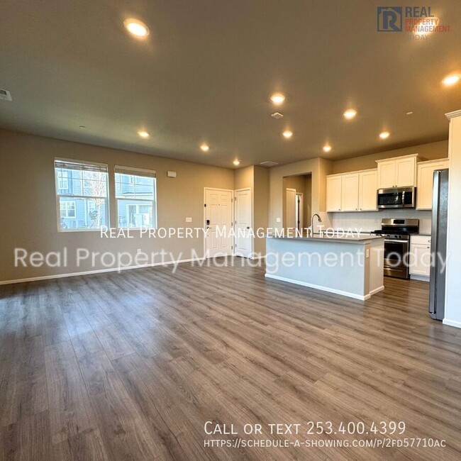 Building Photo - 3 Bedroom 2.5 Bathroom Townhouse with Gara...