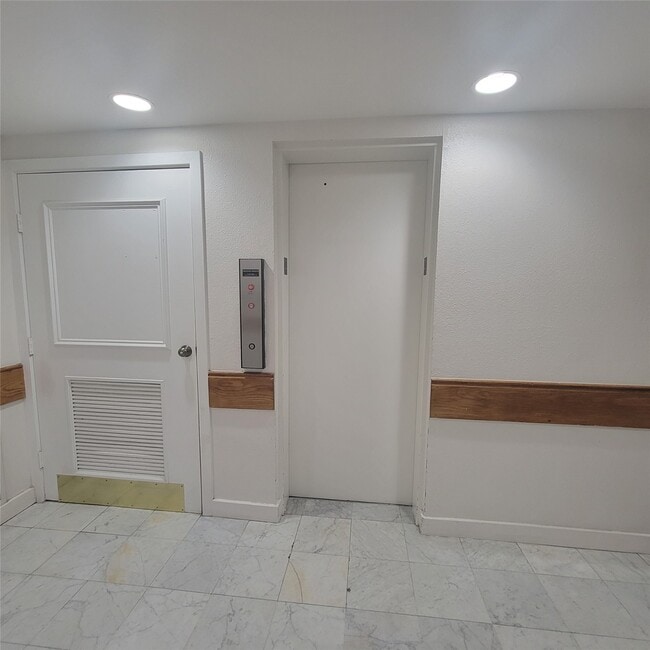 Foto del edificio - 2333 Bering Dr