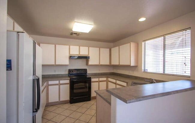 Building Photo - 13002 W Paradise Dr