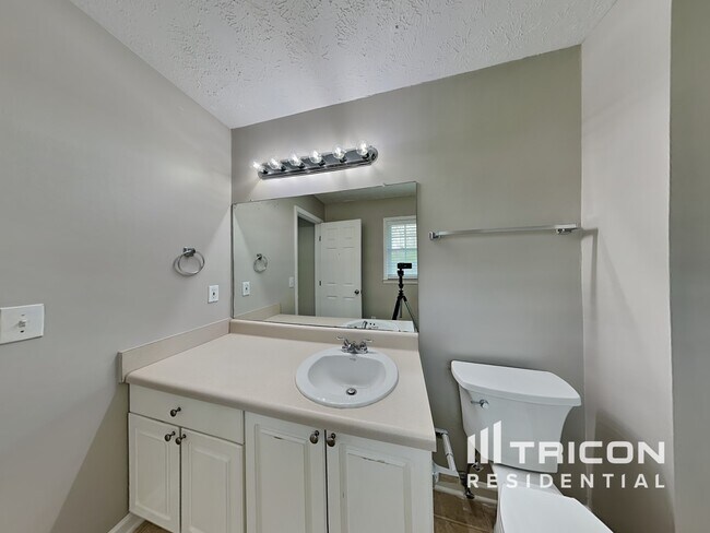 Building Photo - 425 Monivea Ln