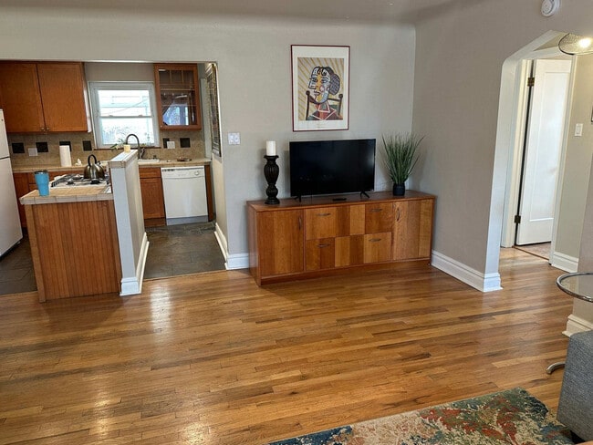 Building Photo - 2933 Ivanhoe St