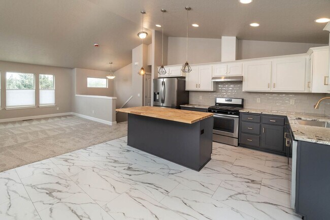 Foto del edificio - Refined Living in the Heart of Bend — Fully Remodeled Home for Lease