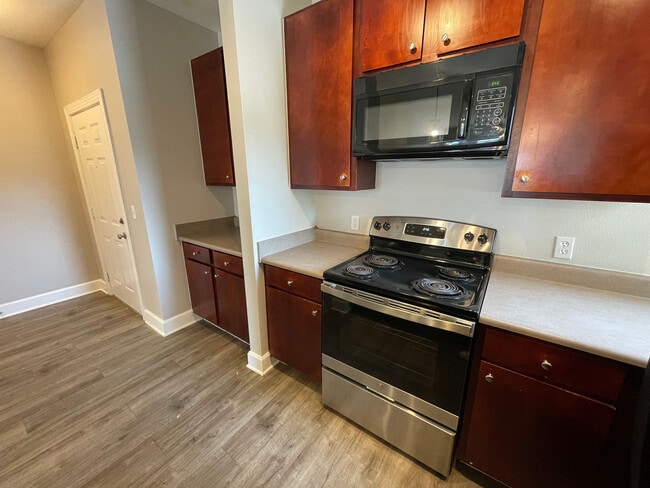 Building Photo - Room in Condo on Crossing Pl