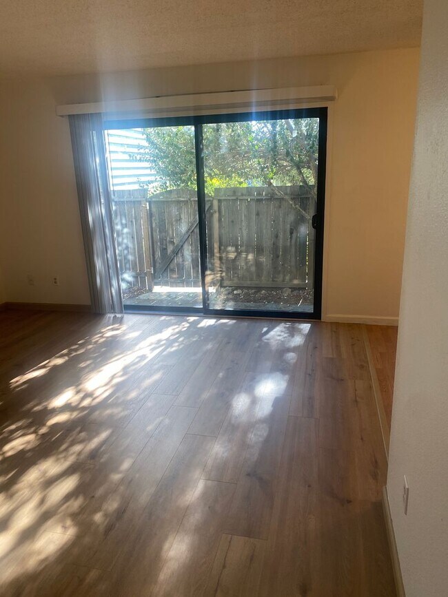 Building Photo - New Flooring in this 2 bedroom 1 bathroom ...