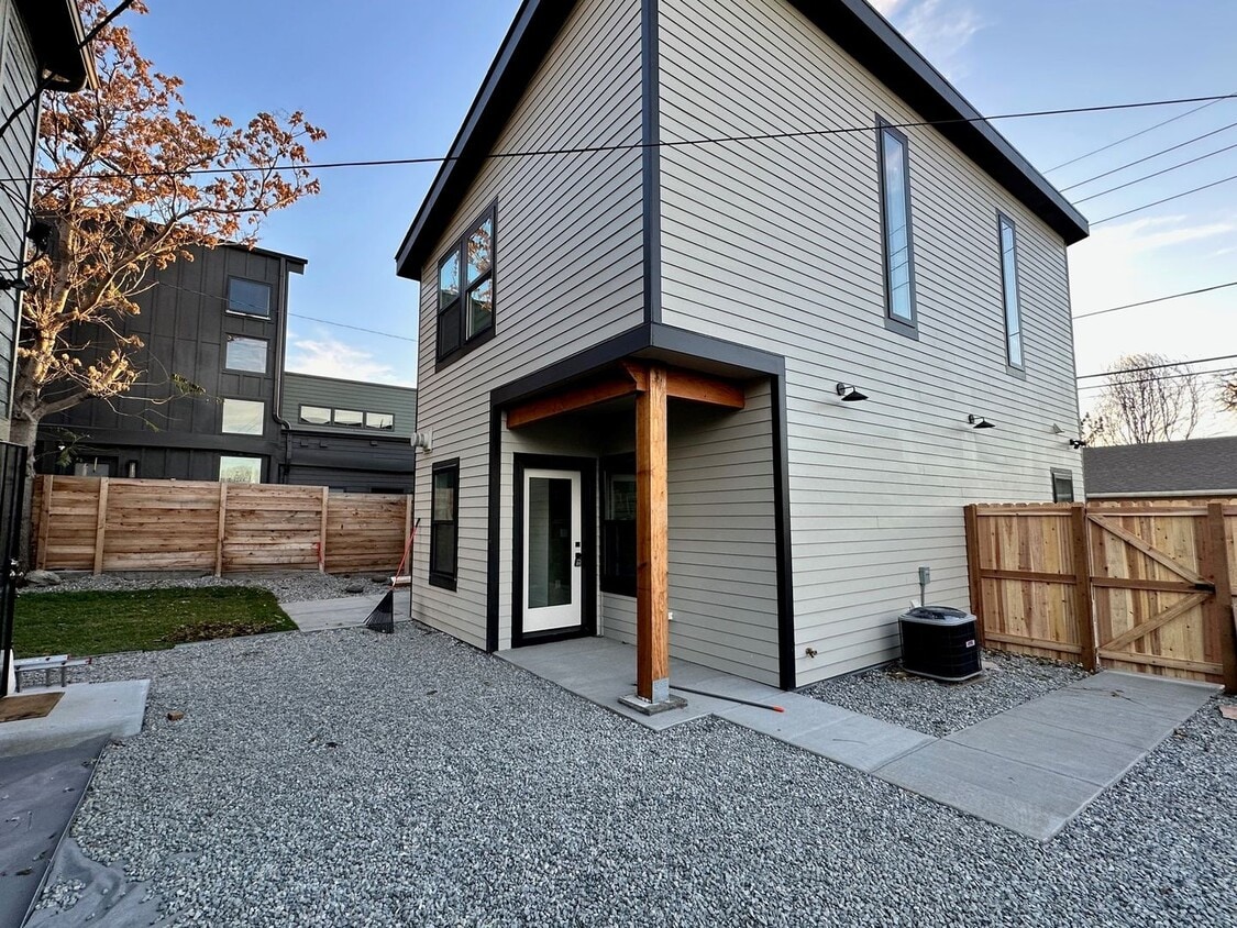 MODERN 4-Bedroom Home with Yard & Parking in Denver’s SOBO - MODERN 4-Bedroom Home with Yard & Parking in Denver’s SOBO