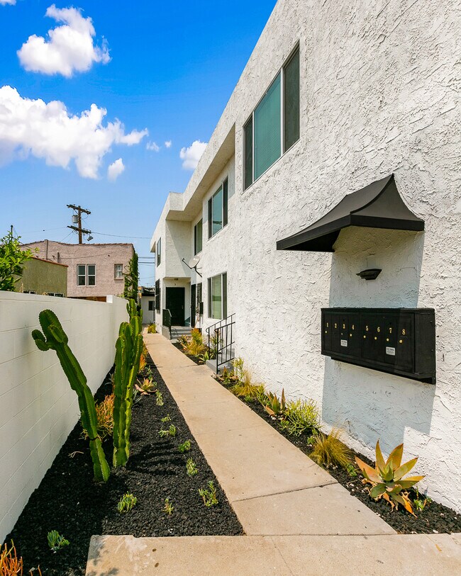 Building Photo - 1911 S Palm Grove Ave