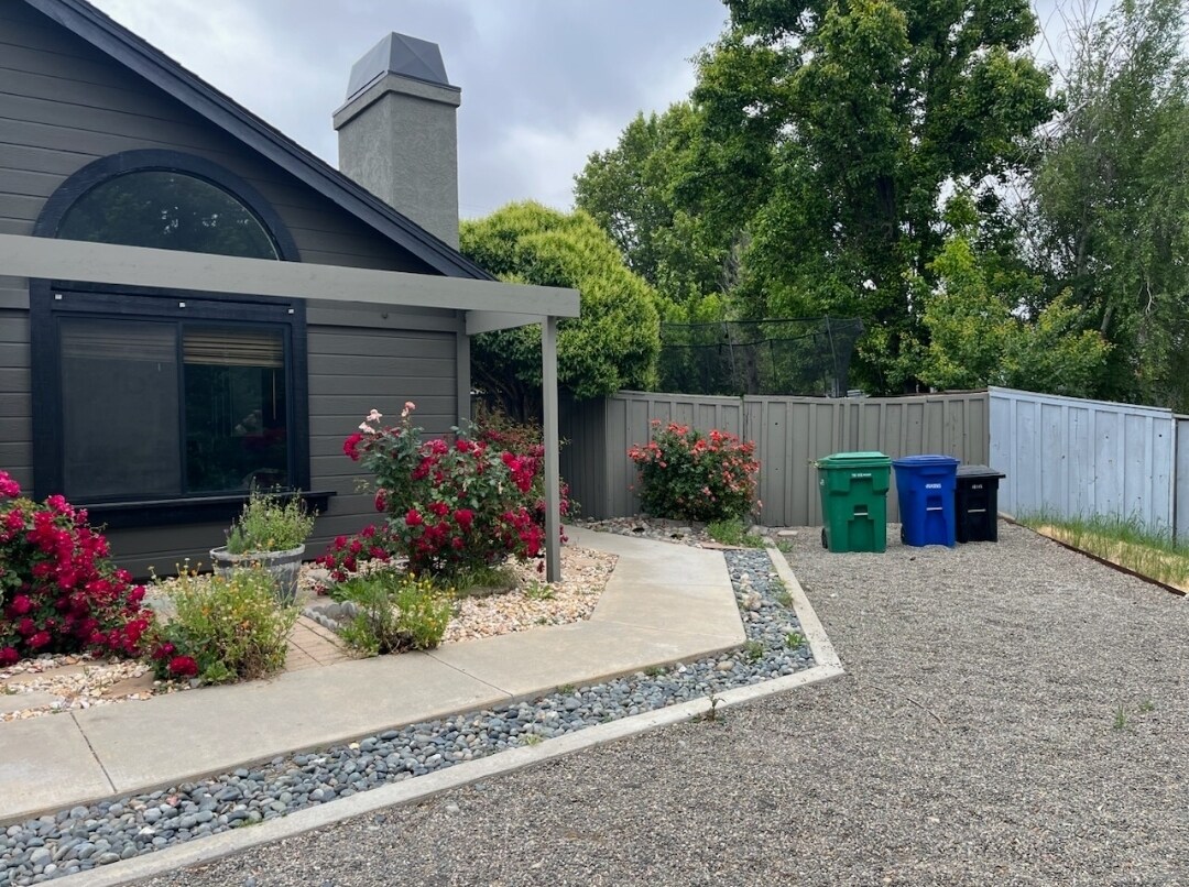 Building Photo - 940 Wade Dr