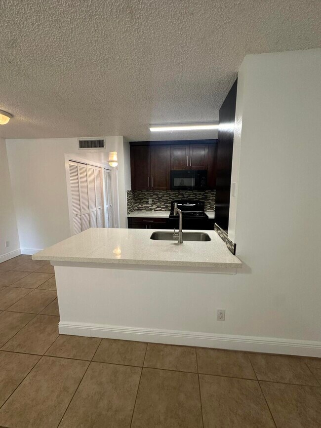 Building Photo - 1824 Meadows Cir W