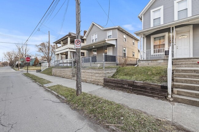 Building Photo - 1736 Bruck St