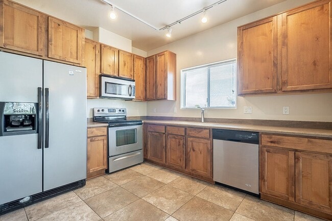 Building Photo - 638-642 E. Lester St. ( 638-1, 638-2, 640-1, 640-2, 642-1, 642-2 )