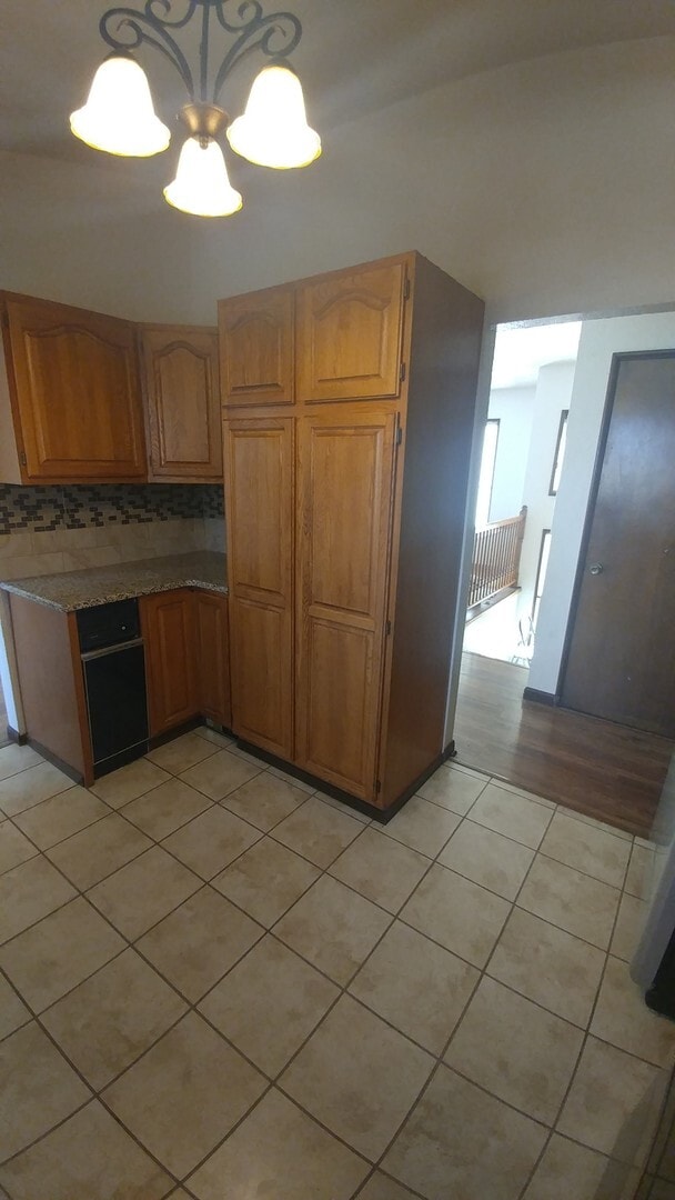 Building Photo - Stylish Split-Level in Central Kennewick w...