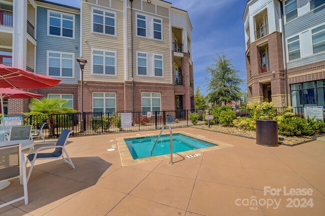 Foto del edificio - 16408 Holly Crest Ln